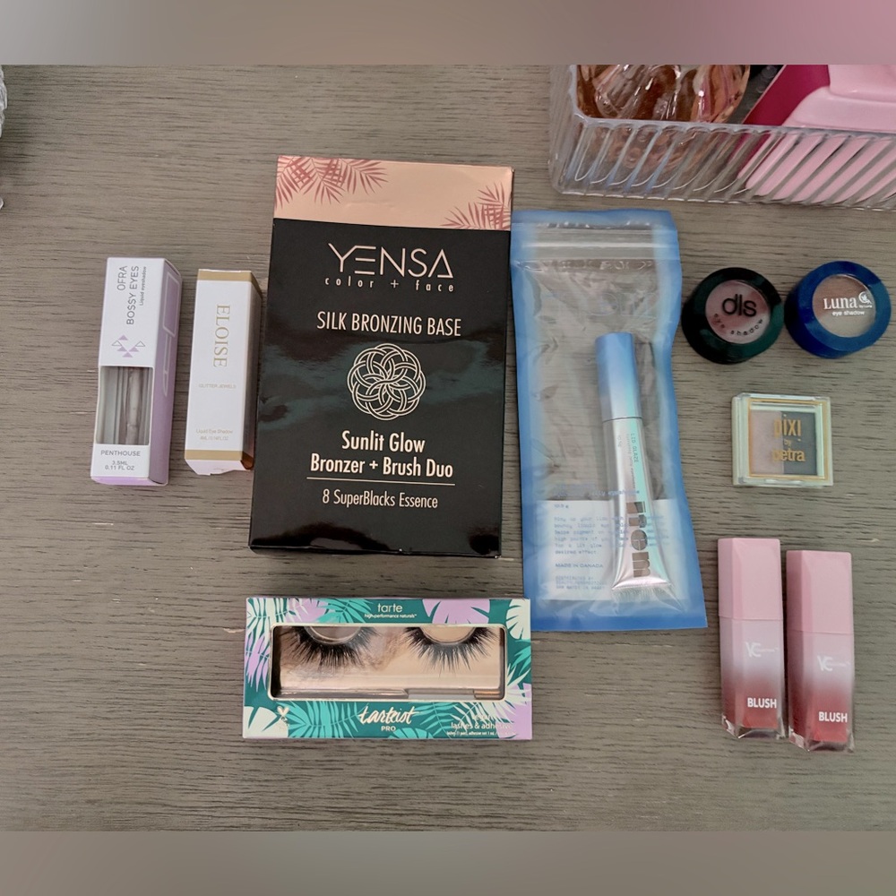 Bronzer, lip , Eye shadow, hightliter